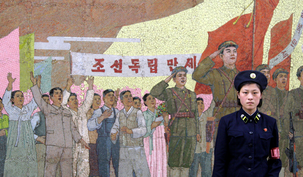 Nữ nhân viên tàu điện ngầm ở Bình Nhưỡng đang chờ tàu vào ga.