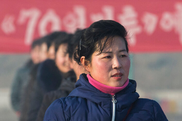 Những người phụ nữ Triều Tiên hát trên đường phố Chongjin để khuyến khích tinh thần làm việc của người dân.