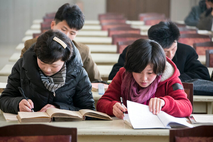 Hai cô gái học ngồi học tại Thư viện Trung tâm Chongjin.