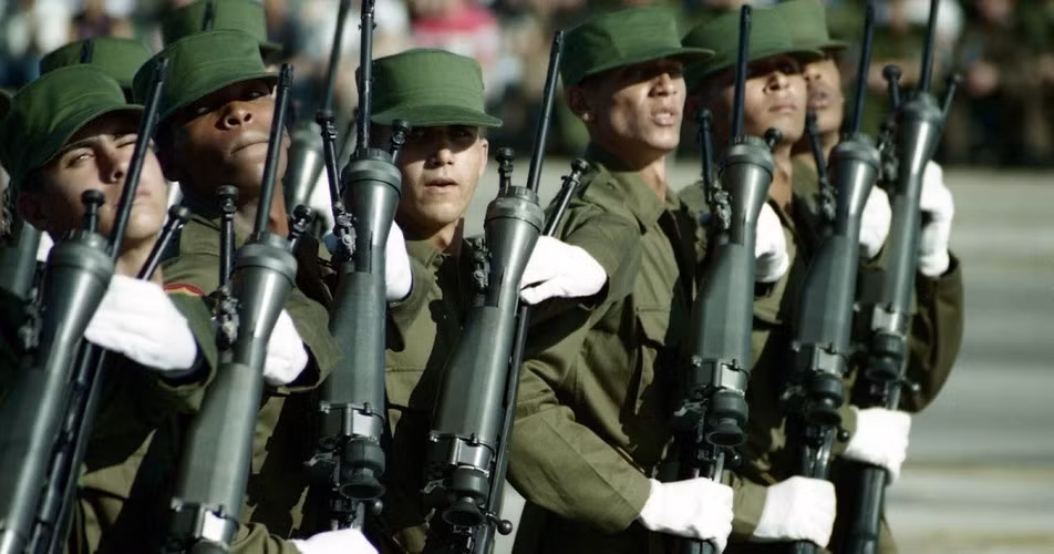 Tiếp đến là khẩu súng bắn tỉa mang tên Alejandro của Quân đội Cuba. Đây cũng là một sản phẩm do ngành công nghiệp quốc phòng của quốc gia này tự nghiên cứu và sản xuất, sử dụng cỡ đạn 7,52x54mmR và bắt đầu được phục vụ trong biên chế của quân đội Cuba từ năm 2002. Nguồn ảnh: Militaria.