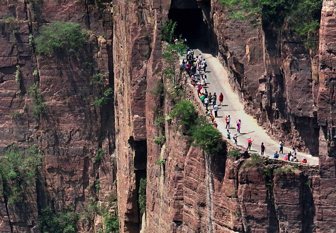 Thách thức lớn nhất đặt ra là về điều trị y tế. Nếu có ai bị ốm, cần 8 người khiêng bệnh nhân trên cáng và mất 4 giờ để xuống núi đến bệnh viện gần nhất. Nhiều người thậm chí tử vong trên đường tới bệnh viện.