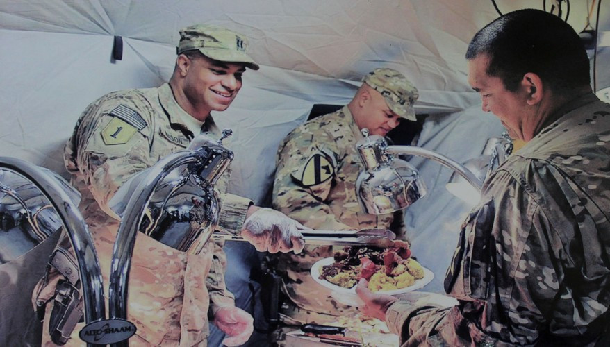 Đối với Lục quân Mỹ cũng vậy, khẩu phần ăn của lực lượng này rất nhiều dinh dưỡng để binh sĩ duy trì sức khỏe trong điều kiện chiến đấu khắc nghiệt. Thịt nướng là một trong những món khoái khẩu của lính Mỹ. Ảnh: Bữa ăn trưa của binh sĩ Mỹ tại Afganistan.