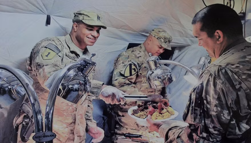 Đối với Lục quân Mỹ cũng vậy, khẩu phần ăn của lực lượng này rất nhiều dinh dưỡng để binh sĩ duy trì sức khỏe trong điều kiện chiến đấu khắc nghiệt. Thịt nướng là một trong những món khoái khẩu của lính Mỹ. Ảnh: Bữa ăn trưa của binh sĩ Mỹ tại Afganistan.