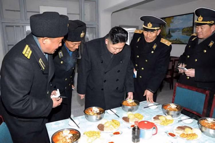 Đối với Triều Tiên - đất nước được xem là bí ẩn nhất thế giới và bị cấm vận đủ đường, thế nhưng bữa ăn của quân đội nước này cũng không đến nỗi nào, thậm chí khá hấp dẫn. Ảnh: Nhà lãnh đạo Kim Jong Un kiểm tra bữa ăn của binh sĩ trong một chuyến thị sát tới đơn vị hỗn hợp 597 của quân đội Triều Tiên.