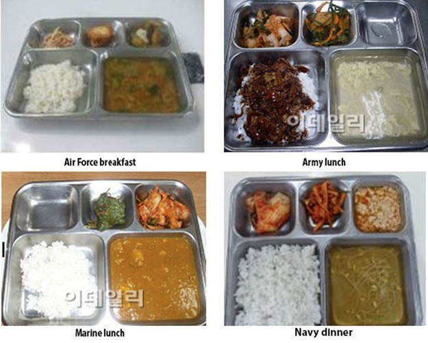 Chế độ ăn dành cho binh sĩ Hàn Quốc. Lần lượt từ trái sang: Bữa sáng cho Không quân, bữa trưa cho Lục quân, bữa trưa cho Lính Thủy đánh bộ và bữa tối cho Hải quân.