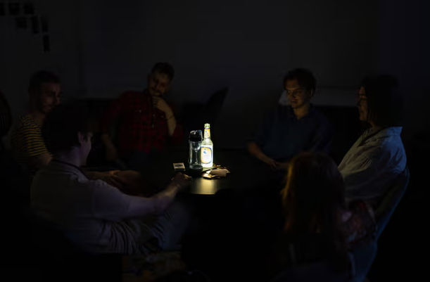 Nhóm bạn ngồi trong một quán cà phê trong lúc mất điện.