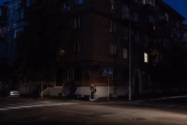 Ukraine đã phải dựa vào nguồn điện nhập khẩu từ các nước EU lân cận. Nước này cũng đã phải cắt điện luân phiên theo khu vực và yêu cầu các doanh nghiệp, người tiêu dùng hạn chế tiêu thụ điện vào giờ cao điểm.