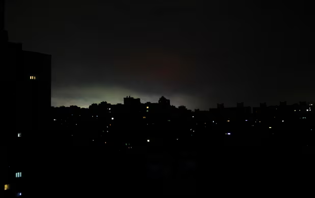 Những tháng gần đây, hệ thống lưới điện và đường dây truyền tải điện Ukraine đã giảm khoảng một nửa công suất phát điện khả dụng, gây ra tình trạng mất điện lên đến 12 giờ/ngày tại nhiều thành phố, trong đó có thủ đô Kiev. (Nguồn ảnh: Guardian)