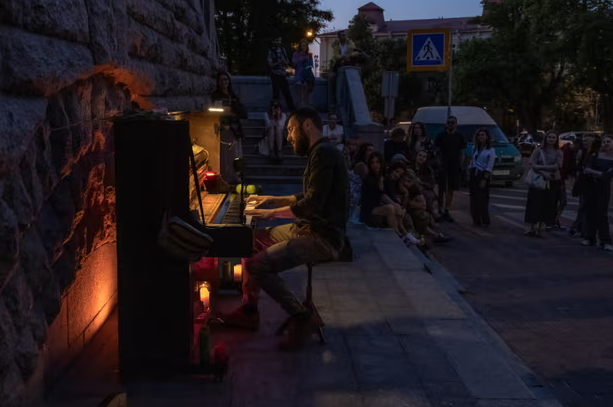 Một nghệ sĩ đường phố chơi đàn piano.