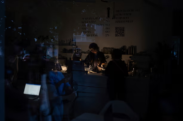 Bên trong một quán cà phê.