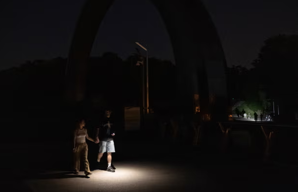 Người đi bộ đi dọc trên con đường vào ban đêm.