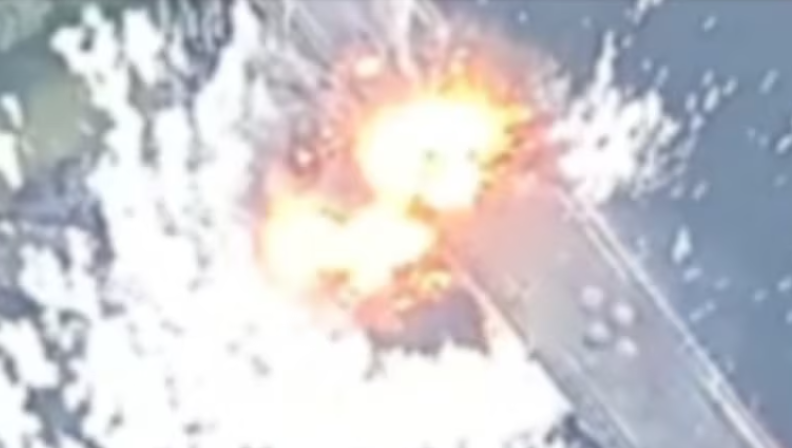 Khói bốc lên từ một cây cầu bắc qua sông Seym ở quận Glushkovo sau cuộc tấn công của Ukraine tại vùng Kursk ngày 16/8.