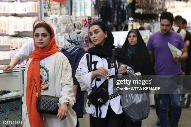 Cảnh đông đúc tại khu chợ Grand Bazaar ở Tehran ngày 22/05/2023.