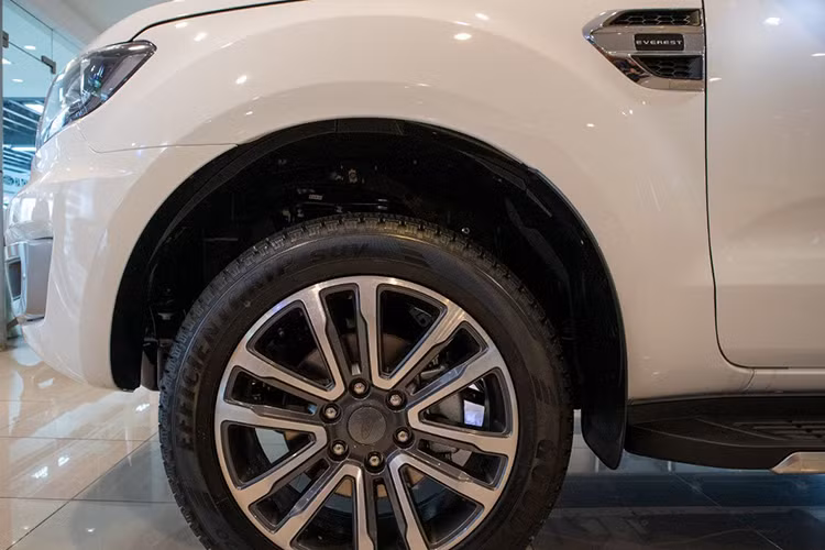 Trong khi đó, một số đại lý tại Hà Nội cũng áp dụng ưu đãi giá tương tự với cả 2 phiên bản Ford Everest Titanium đều được giảm từ 90 - 100 triệu đồng. Phiên bản 2.0L AT 4x2 áp dụng mức ưu đãi 120 triệu đồng khiến giá xe hạ xuống chỉ còn từ 992 triệu đồng.