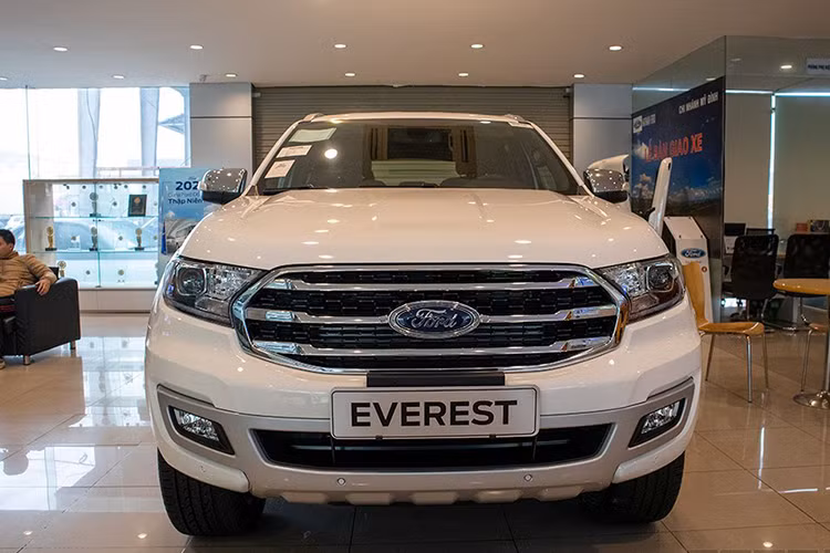 Thực tế, mức giảm sâu cho Ford Everest 2020 lần này không áp dụng tại toàn hệ thống mà tùy thuộc vào chính sách riêng của từng đại lý. Bên cạnh mức giảm sâu, một số đại lý khác hiện vẫn đang áp dụng mức giảm từ 60 - 90 triệu đồng cho phiên bản này.