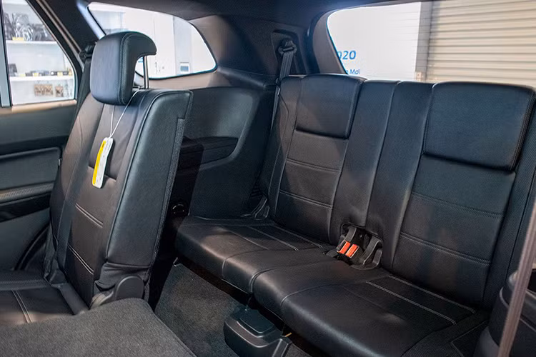 Về phía hãng, hiện tại, Ford Việt Nam cũng đang áp dụng chương trình hỗ trợ lệ phí trước bạ đối với mẫu xe Ford Everest. Cụ thể, khách hàng mua xe Everest sẽ được hỗ trợ một phần phí trước bạ trị giá 20 Triệu đồng với bản Titanium, 50 triệu đồng với bản Trend và 75 triệu đồng với bản Ambiente. Tổng hợp các ưu đãi hiện có, khách mua xe Everest tại thời điểm này có thể tiết kiệm đến hàng trăm triệu đồng.