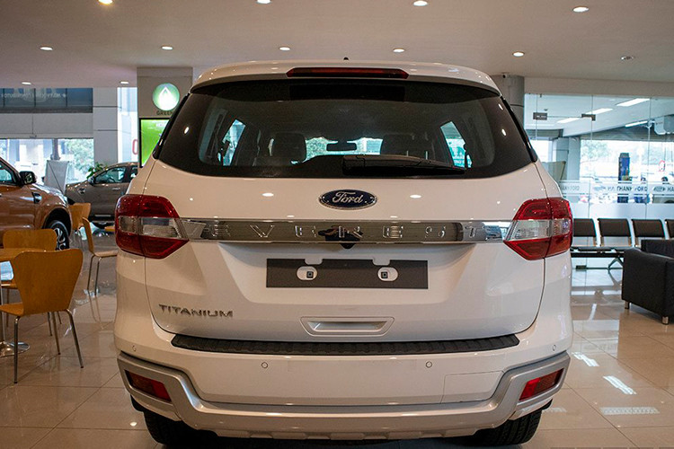 Tương tự, phiên bản Titanium 2.0L AT 4x2 hiện cũng được ưu đãi từ 80 triệu đồng (chưa bao gồm quà tặng phụ kiện), hạ giá xe xuống còn 1,1 tỷ đồng. Phiên bản Trend 2.0L AT 4x2 có giá niêm yết 1,112 tỷ đồng nay cũng được một số đại lý áp dụng mức giảm 90 đến 100 triệu đồng.