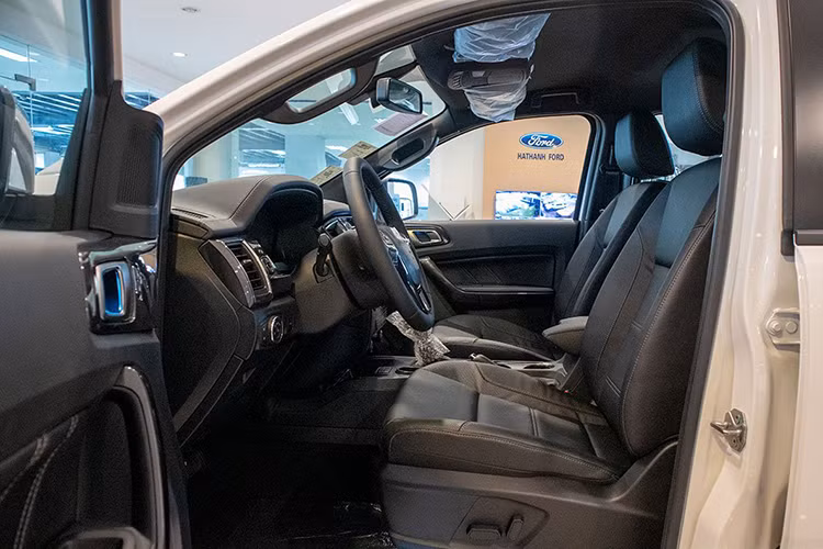 Đặc biệt, các mức ưu đãi cho tất cả các phiên bản Ford Everest bản Ambiente này đều chưa bao gồm gói quà tặng phụ kiện giá trị tùy theo chính sách từng đại lý và áp dụng cho các đời xe 2020.