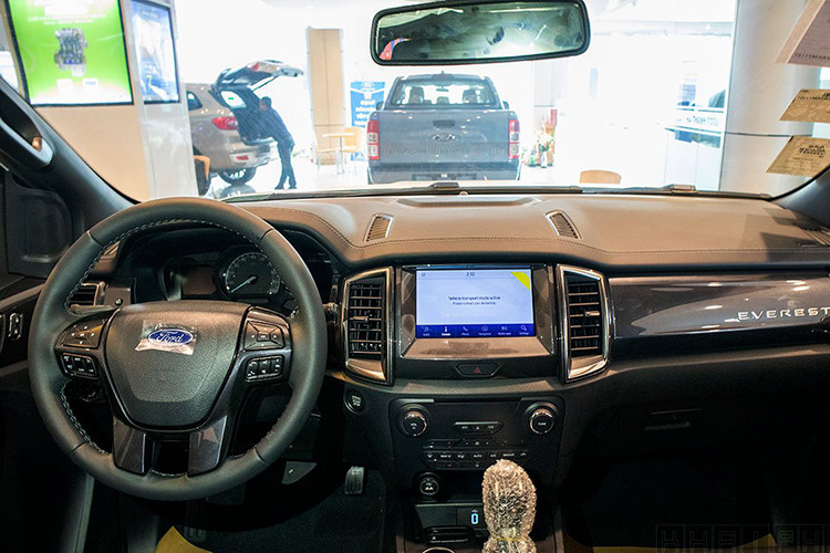 Bên cạnh đó, mỗi hợp đồng mua xe Ford Everest bản Ambiente cũng được giảm trực tiếp từ 115 - 120 triệu đồng tại một số đại lý. Sau khuyến mãi, giá xe Ford Everest tại Hà Nội chỉ còn từ 879 triệu đồng với bản Ambiente 2.0L MT 4x2 và 937 triệu đồng cho bản Ambiente 2.0L AT 4x2.