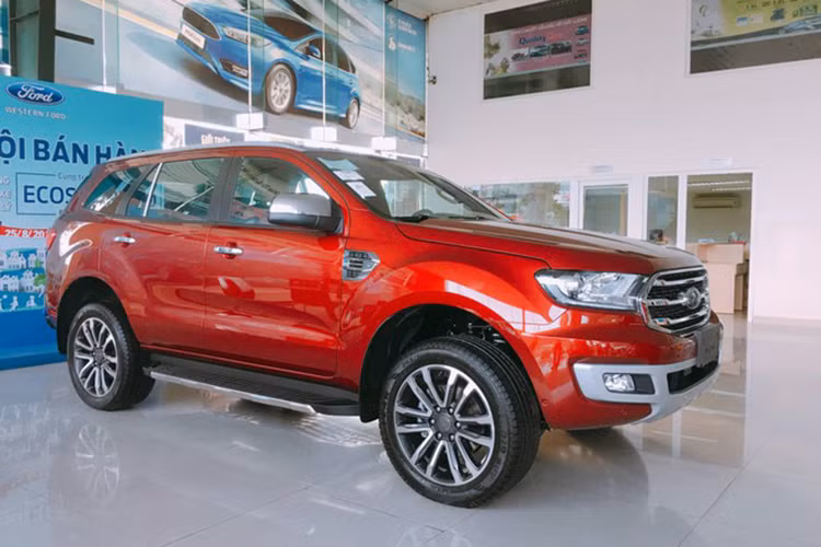 Ford Everest 2020 mới chính thức ra mắt thị trường Việt vào tháng 02/2020 với nhiều nâng cấp nội thất và bổ sung trang bị hiện đại. Mẫu xe này hiện đang sử dụng chung nền tảng khung gầm với "vua bán tải" Ford Ranger tại Việt Nam cùng 2 lựa chọn động cơ bao gồm 2.0L Turbo đơn và 2.0L Turbo kép, kết nối với hộp số tự động 10 cấp hoặc 6 cấp. 