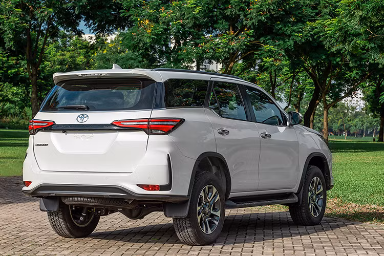 Theo đó, mẫu xe SUV Toyota Fortuner 2024 sẽ giảm lược bớt số phiên bản. Hai phiên bản bị cắt giảm là 2.4 MT 4x2 (số sàn) và 2.8 AT 4x4 (cận cao cấp). Hiện mẫu xe này chỉ còn 5 phiên bản.