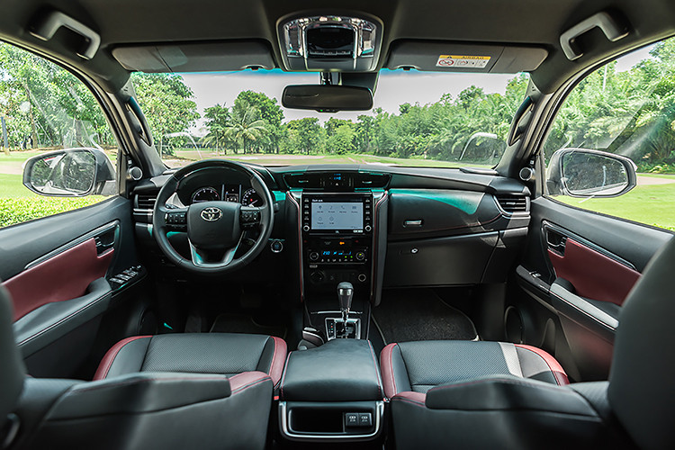 Cụ thể, màn hình giải trí của 2 phiên bản này đã được đổi sang loại 9 inch thay vì sử dụng loại 8 inch như bản cũ. Ngoài ra, hai phiên bản này còn bổ sung kết nối Apple CarPlay/Android Auto không dây, hiện đại hơn so với việc bắt người dùng phải sử dụng cáp để kết nối.