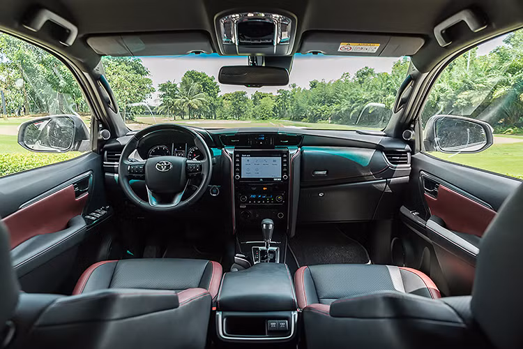 Cụ thể, màn hình giải trí của 2 phiên bản này đã được đổi sang loại 9 inch thay vì sử dụng loại 8 inch như bản cũ. Ngoài ra, hai phiên bản này còn bổ sung kết nối Apple CarPlay/Android Auto không dây, hiện đại hơn so với việc bắt người dùng phải sử dụng cáp để kết nối.