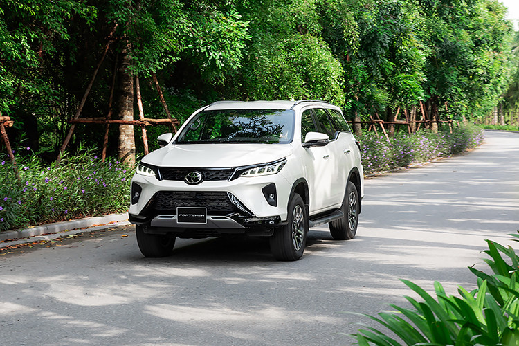 Tại Việt Nam, Toyota Fortuner là đối thủ cạnh tranh trong phân khúc SUV 7 chỗ cỡ trung nhưng sức cạnh tranh đã giảm sút đáng kể trong những năm gần đây. Tính đến hết tháng 11/2023, Ford Everest đang dẫn đầu phân khúc với lũy kế đạt 8.476 xe, Hyundai SantaFe xếp thứ 2 đạt 5.528 xe, còn doanh số cộng dồn của Fortuner là 3.283 xe.