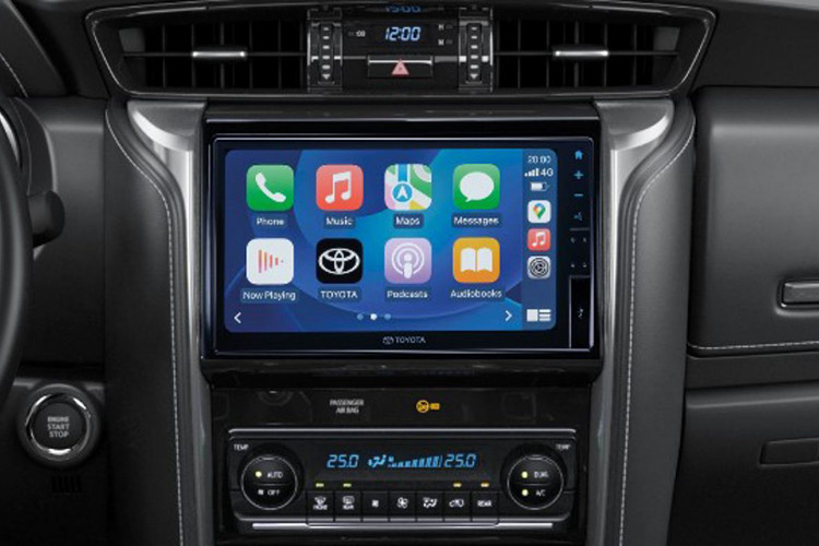 Hai bản Toyota Fortuner Legender còn có thêm 2 lựa chọn về màu sắc ngoại thất mới gồm: Màu trắng ngọc trai nóc đen và màu nâu đồng nóc đen. Khối động cơ dầu 2.4L và 2.8L trên xe vẫn được giữ nguyên nhưng đã được tinh chỉnh để đáp ứng tiêu chuẩn khí thải Euro5.