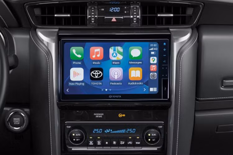 Hai bản Toyota Fortuner Legender còn có thêm 2 lựa chọn về màu sắc ngoại thất mới gồm: Màu trắng ngọc trai nóc đen và màu nâu đồng nóc đen. Khối động cơ dầu 2.4L và 2.8L trên xe vẫn được giữ nguyên nhưng đã được tinh chỉnh để đáp ứng tiêu chuẩn khí thải Euro5.