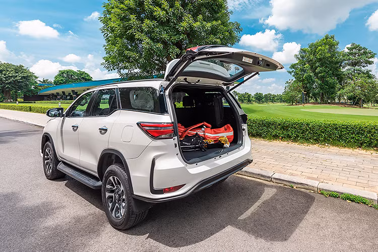 Thực tế, bản nâng cấp Toyota Fortuner 2024 chưa thực sự tạo ra sự hấp dẫn hay cảm giác mới lạ. Tuy nhiên, việc TMV giảm giá bán lẻ đề xuất cũng là động thái đáng ghi nhận, tạo điều kiện cho Fortuner cạnh tranh tốt hơn với đối thủ cùng phân khúc. Sau khi điều chỉnh giá bán, giá niêm yết của Toyota Fortuner đã ngang ngửa Hyundai SantaFe (1,029-1,369 tỷ đồng) và thấp hơn Ford Everest (1,099-1,499 tỷ đồng).