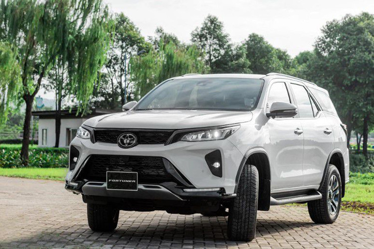 Toyota Việt Nam (TMV) vừa giới thiệu với khách hàng trong nước mẫu xe Toyota Fortuner 2024 mới. Đây là phiên bản nâng cấp với sự thay đổi nhẹ về trang bị, trong khi thiết kế ngoại thất và nội thất vẫn được giữ nguyên. So với phiên bản cũ, model 2024 có một số thay đổi đáng chú ý.