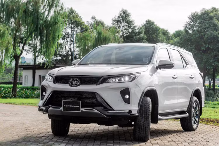 Toyota Việt Nam (TMV) vừa giới thiệu với khách hàng trong nước mẫu xe Toyota Fortuner 2024 mới. Đây là phiên bản nâng cấp với sự thay đổi nhẹ về trang bị, trong khi thiết kế ngoại thất và nội thất vẫn được giữ nguyên. So với phiên bản cũ, model 2024 có một số thay đổi đáng chú ý.