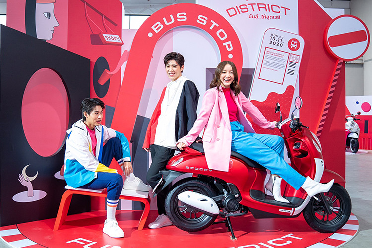 Về thiết kế tổng thể, mẫu xe ga Honda Scoopy 2021 mới lại không có gì khác biệt so với thế hệ cũ. Xe vẫn kiểu thiết kế tân cổ điển với các đường nét bo tròn quen thuộc, tạo nên danh tiếng của dòng xe này trong 10 năm nay tại Indonesia.