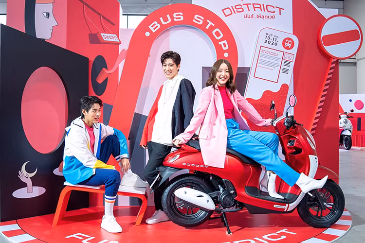 Về thiết kế tổng thể, mẫu xe ga Honda Scoopy 2021 mới lại không có gì khác biệt so với thế hệ cũ. Xe vẫn kiểu thiết kế tân cổ điển với các đường nét bo tròn quen thuộc, tạo nên danh tiếng của dòng xe này trong 10 năm nay tại Indonesia.