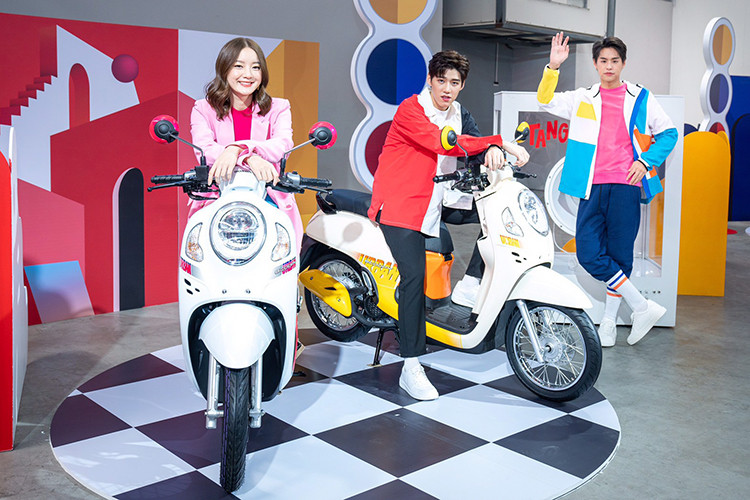 Được biết, Honda Scoopy 2021 sẽ được bán ra thị trường Indonesia với 4 tùy chọn màu là Đỏ, Đen, Nâu và Be. Giá xe Honda Scoopy 2021 thế hệ mới tại đây được niêm yết ở mức 20,75 triệu Rupiah, tương đương khoảng 34 triệu đồng.