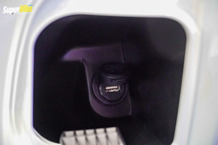 Mẫu xe ga Scoopy 2021 thế hệ mới cũng sẽ được Honda trang bị rất nhiều công nghệ hiện đại bao gồm: khoá thông minh Smartkey, cổng sạc USB cho thiết bị di động, hệ thống tự ngắt động cơ,... Bên cạnh đó là đèn báo nhắc thay dầu và đèn Idling Stop.