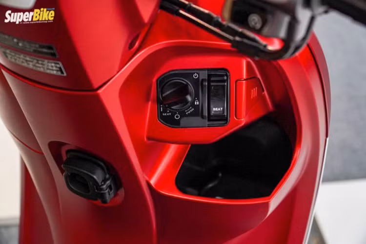 Thân xe được tạo dáng theo hình chữ S. Theo Honda Indonesia, Scoopy thế hệ mới ứng dụng hệ thống khung sườn mới Smart Architecture Frame (eSAF) tương tự Honda Beat và Honda Genio trước đó. Bình nhiên liệu cũng được thiết kế lớn hơn, với dung tích chứa 4,2 lít.