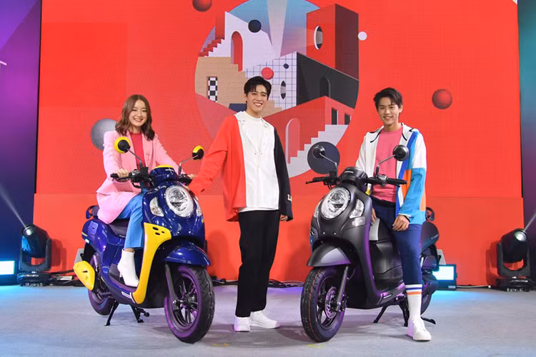  Xe ga Honda Scoopy cỡ nhỏ đã được thương hiệu xe Nhật Bản phân phối tại thị trường Indonesia đã 10 năm qua. Trước khi bước sang năm 2021, nhà phân phối xe Honda tại Indonesia là Astra Honda Motor vừa chính thức ra mắt thế hệ mới nhất của mẫu Scoopy với một số nâng cấp.