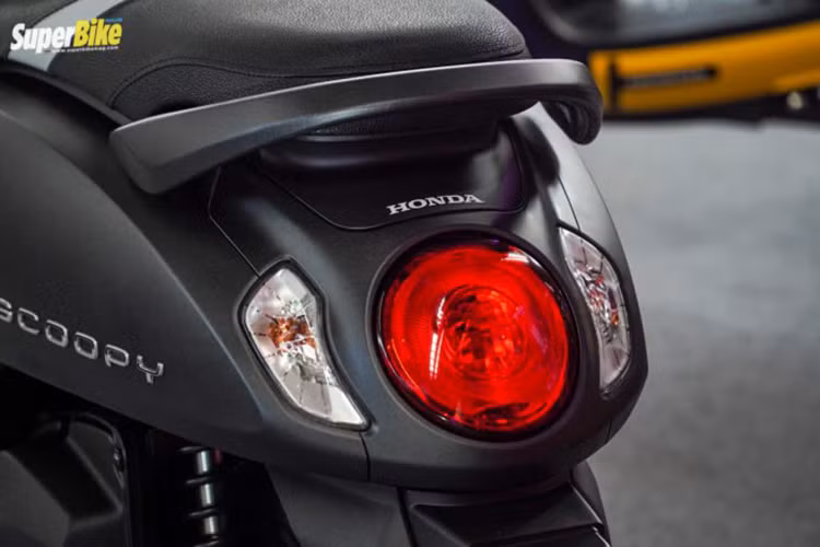 Đèn hậu của Scoopy 2021 cũng được các nhà thiết kế làm khác hoàn toàn so với bản cũ. Kiểu dáng của chiếc đèn hậu này đã trở nên tinh tế và thẩm mỹ hơn hẳn. Hai bên xi nhan là một hình đa giác đã được bo trò khéo léo đi theo kiểu dáng tròn xoe của đèn hậu, nhìn tổng thể thật bắt mắt và thu hút sự chú ý.