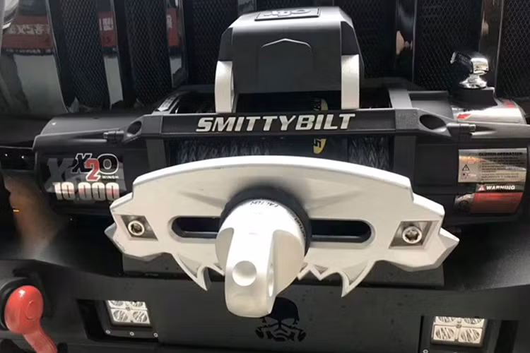 Bộ tời Smittybilt có sức kéo lên đến 4,5 tấn, xưởng độ mất 3 tuần để đặt hàng về Việt Nam độ Jeep Wrangler. Bên dưới là hai đèn LED tăng sáng, hỗ trợ xe đi ban đêm.