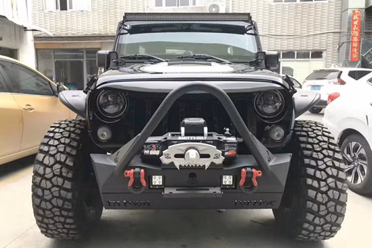 Toàn bộ cản va trước, sau của hãng Topfire làm bằng hợp kim nhôm và đặt làm riêng. Cản trước chỉ ôm sát đầu xe mà không ôm lấy hai bánh xe, vừa làm tăng khả năng đi địa hình vừa tăng vẻ hầm hố.