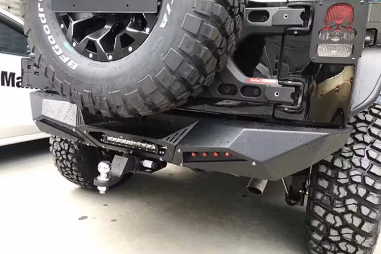 Ngoài các phụ kiện bên ngoài, xưởng độ cũng cải thiện đường lọc gió, remap ECU và hệ thống ống xả. Xưởng độ mất 45 ngày để hoàn thiện dự án độ Jeep Wrangler Rubicon 2008. Với những món độ đắt tiền, chưa cần thể hiện mình ở các sân chơi offroad, chiếc xe này đã tỏ ra khá nổi bật trên đường phố.