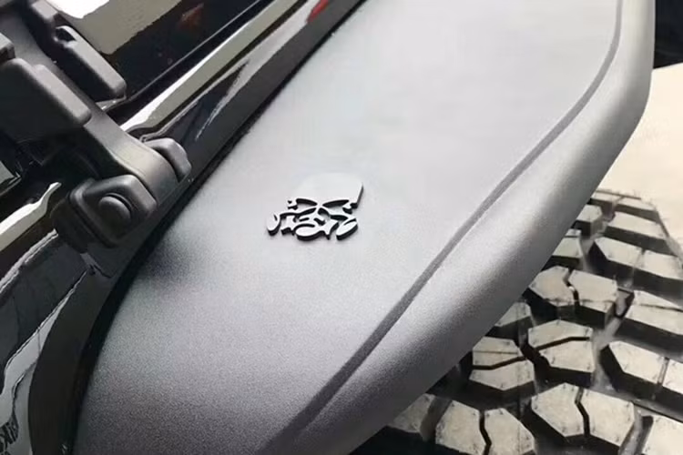 Bậc bước, vè chắn bùn cũng làm bằng hợp kim nhôm. Lốp BF Goodrich MT kích thước 315/70-17. Xưởng độ cũng nâng cấp hệ thống treo, két nước mới. Riêng hệ thống treo gồm thụt hiệu năng cao, kit nâng xe 100 mm trị giá 260 triệu. Đây cũng là hạng mục thực hiện tốn công sức và thời gian nhất.