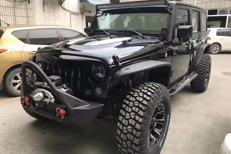 Một xưởng độ ở Hà Nội vừa thực hiện gói phụ kiện nâng cấp offroad cho Jeep Wranger Rubicon đời 2008. Theo đại diện của xưởng độ này, chi phí để hoàn tất dự án độ này lên tới 570 triệu đồng.