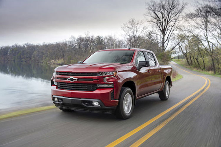 Tiếp đến là bản tầm trung của dòng xe bán tải cỡ lớn Chevrolet Silverado 2019 mang tên LT với giá khởi điểm 38.395 USD. Bản này có thể đi kèm giá 40.795 USD nếu khách hàng chọn cấu hình crew cab. Xe sử dụng động cơ 4 xi-lanh, tăng áp, dung tích 2,7 lít, tạo ra công suất tối đa 310 mã lực và mô-men xoắn cực đại 471 Nm.