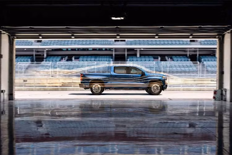 Chevrolet Silverado LT Trail Boss 2019 chỉ có một loại động cơ duy nhất là máy xăng V8, dung tích 5,3 lít. Xe có giá dao động từ 47.395 - 49.795 USD, tùy cấu hình. Chưa hết, dòng Chevrolet Silverado 2019 còn có một bản trang bị nữa là LTZ với giá từ 44.495 USD đồng thời sử dụng động cơ xăng V8, dung tích 5,3 lít.