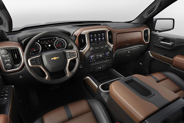 Khách hàng cũng có thể mua Chevrolet Silverado LT 2019 với động cơ V8, kết hợp cùng hộp số tự động 8 cấp. Cao cấp hơn một chút là Chevrolet Silverado 2019 bản RST với động cơ tương tự bản LT nhưng có giá 40.295 USD cho cấu hình double cab và 42.695 USD cho cấu hình crew cab.