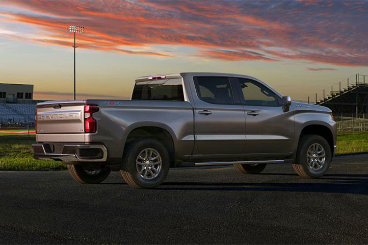 Bản trang bị thứ 6 của Silverado 2019 tại Mỹ là LT Trail Boss. Đặc điểm nổi bật của bản này là những trang bị hỗ trợ off-road như hệ thống treo nâng gầm thêm 50 mm, khóa vi sai cầu sau, tấm ốp gầm trước/sau và hệ dẫn động 4 bánh tiêu chuẩn. Chưa hết, xe còn được trang bị giảm xóc Rancho, vành hợp kim 18 inch, lốp off-road Goodyear.