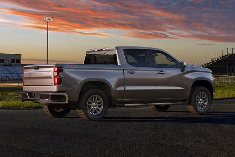 Bản trang bị thứ 6 của Silverado 2019 tại Mỹ là LT Trail Boss. Đặc điểm nổi bật của bản này là những trang bị hỗ trợ off-road như hệ thống treo nâng gầm thêm 50 mm, khóa vi sai cầu sau, tấm ốp gầm trước/sau và hệ dẫn động 4 bánh tiêu chuẩn. Chưa hết, xe còn được trang bị giảm xóc Rancho, vành hợp kim 18 inch, lốp off-road Goodyear.